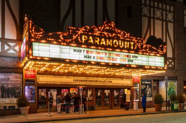 Peekskill, New York - ABD - 7 Mart 2025 Hudson Vadisi 'nde güzel aydınlatılmış bir Paramount Tiyatrosu, yaklaşan olaylarla birlikte klasik bir tabela sergileniyor, hoş bir giriş ve canlı bir atmosfer..