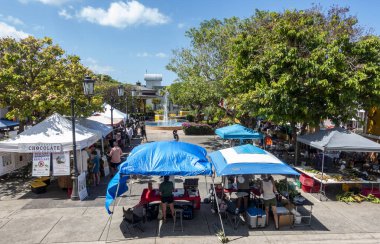 San Juan, PR - ABD - Luis Muoz Marn Uluslararası Havalimanı 'ndaki 13 Mar 2025 Terminal A modern oturma, geometrik tavan, gezginler, dükkanlar ve ışık dolu yürüyüş yolları ile hareketli bir merkezdir.