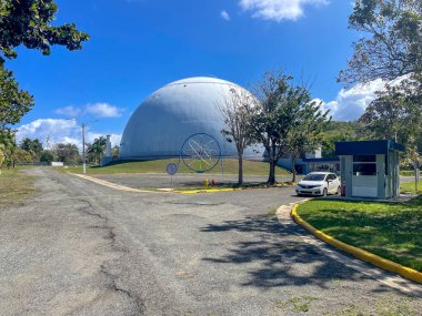 San Juan, PR - ABD - Luis Muoz Marn Uluslararası Havalimanı 'ndaki 13 Mar 2025 Terminal A modern oturma, geometrik tavan, gezginler, dükkanlar ve ışık dolu yürüyüş yolları ile hareketli bir merkezdir.