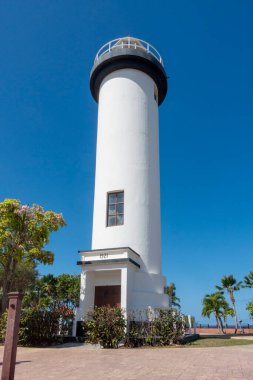 San Juan, PR - ABD - Luis Muoz Marn Uluslararası Havalimanı 'ndaki 13 Mar 2025 Terminal A modern oturma, geometrik tavan, gezginler, dükkanlar ve ışık dolu yürüyüş yolları ile hareketli bir merkezdir.