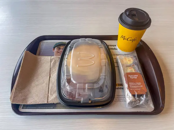 San Juan, PR - ABD - Luis Muoz Marn Uluslararası Havalimanı 'ndaki 13 Mar 2025 Terminal A modern oturma, geometrik tavan, gezginler, dükkanlar ve ışık dolu yürüyüş yolları ile hareketli bir merkezdir.