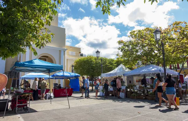 San Juan, PR - ABD - Luis Muoz Marn Uluslararası Havalimanı 'ndaki 13 Mar 2025 Terminal A modern oturma, geometrik tavan, gezginler, dükkanlar ve ışık dolu yürüyüş yolları ile hareketli bir merkezdir.