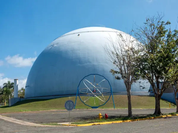 San Juan, PR - ABD - Luis Muoz Marn Uluslararası Havalimanı 'ndaki 13 Mar 2025 Terminal A modern oturma, geometrik tavan, gezginler, dükkanlar ve ışık dolu yürüyüş yolları ile hareketli bir merkezdir.