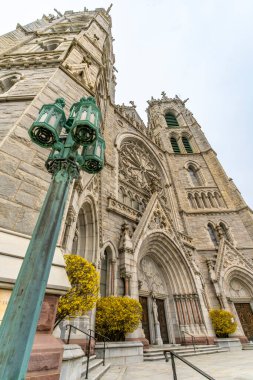 Newark, NJ - ABD - 30 Aralık 2025 Newark 'ın Kutsal Kalp Katedrali çarpıcı vitray, karmaşık taş işçiliği ve yüksek kuleleri olan büyük bir Fransız Gotik kilisesidir..