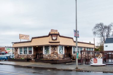 Kingston, New York - ABD - 5 Nisan 2025 Dietz Stadyum Lokantası, Kingston, New York 'ta sıcak karşılama ve nostaljik titreşimler sunan, hoş, klasik tarzda bir lokanta..