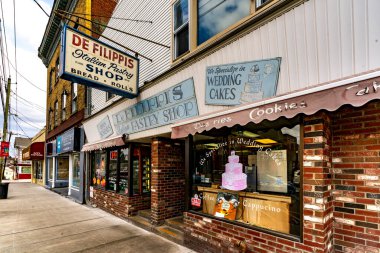 Middletown, New York - ABD - 1 Mart 2025 De Filippis İtalyan Pastanesi Middletown, New York 'ta büyüleyici, eski moda bir pastanede taze ekmek, rulo, kurabiye ve özel düğün pastaları sunuyor.