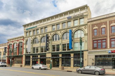 Schenectady, NY - ABD - 19 Nisan 2025 State Caddesi 'ndeki tarihi şehir merkezi manzarası YMCA, Ellis Medicine ve WZ Mühendislik, park halindeki arabaları ve bulutlu gökyüzü.