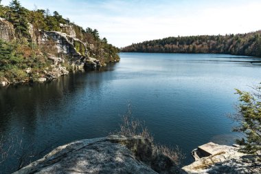 Kerhonkson, New York - ABD - 23 Nisan 2025 'te Minnewaska Eyalet Parkı' na yerleşen Awosting Gölü 'nde kristal berrak sular, engebeli uçurumlar ve çam kaplı kıyılar yürüyüş, bisiklet ve barışçıl manzaralar için mükemmeldir.