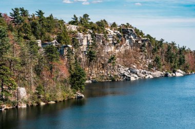 Kerhonkson, New York - ABD - 23 Nisan 2025 'te Minnewaska Eyalet Parkı' na yerleşen Awosting Gölü 'nde kristal berrak sular, engebeli uçurumlar ve çam kaplı kıyılar yürüyüş, bisiklet ve barışçıl manzaralar için mükemmeldir.
