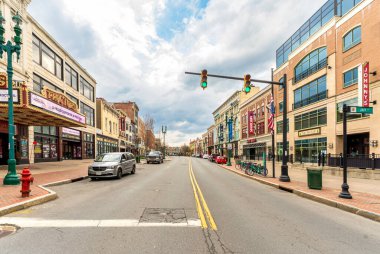 Schenectady, New York - ABD - 19 Nisan 2025 Schenectady, New York 'taki State Street' e bakan, tarihi Proctors Tiyatrosu, canlı mağazalar, ve eski cazibe ve modern şehir enerjisinin bir karışımı.