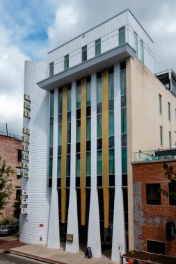 Durham, NC - ABD - 2 Mayıs 2025 Golden Belt Campus, 800 Taylor Sokağı No. 1 ve Depo, Durham 'ın en yeni yenilenmiş değirmeni. Dükkanların, iki horozun ve canlı toplanma yerlerinin evi.