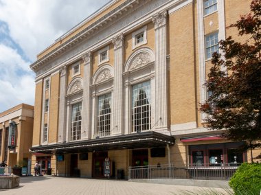 Durham, NC - ABD - 3 Mayıs 2025 Durham şehir merkezinde tarihi bir mücevher olan Carolina Tiyatrosu, 1920 'lerde gösterime giren filmler, konserler ve etkinliklere ev sahipliği yapıyor..