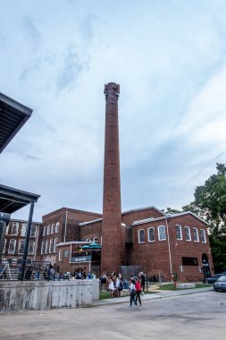 Durham, NC - ABD - 2 Mayıs 2025 Golden Belt Campus, 800 Taylor Sokağı No. 1 ve Depo, Durham 'ın en yeni yenilenmiş değirmeni. Dükkanların, iki horozun ve canlı toplanma yerlerinin evi.