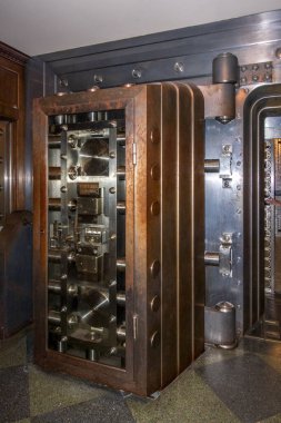 Durham, NC - ABD - 3 Mayıs 2025 21c Museum Hotel Durham 'ın orijinal banka kasa kapısı, ağır çelik yapımı, karmaşık kilit mekanizmaları ve tarihi Art Deco tasarımı sergilenmektedir..