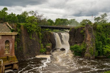 Paterson, NJ - ABD - 24 Mayıs 2025 The Great Falls of Paterson, NJ, Passaic Nehri üzerinde, sanayi tarihi ve doğal güzellikler bakımından zengin, bir ulusal park içinde 25 metrelik çarpıcı bir şelale..
