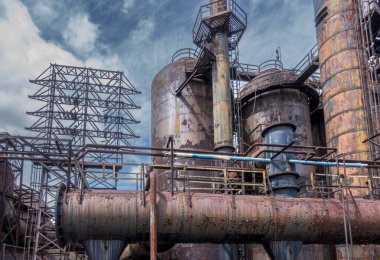 Paterson, NJ - ABD - 24 Mayıs 2025 Paterson, NJ 'deki Süslü Siyah ve Altın Sokak Saati 4: 35 gösteriyor. Bereketli yeşil ağaçlara karşı kurulmuş Paterson Est şehrini gururla ifade eder. 1792