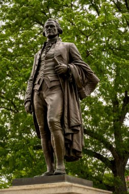 Paterson, NJ - ABD - 24 Mayıs 2025 Paterson Great Falls 'taki Alexander Hamilton heykeli, tarihi mirasına bir saygı duruşu olarak Amerikan sanayisi vizyonunu onurlandırdı..