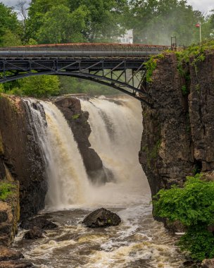 Paterson, NJ - ABD - 24 Mayıs 2025 The Great Falls of Paterson, NJ, Passaic Nehri üzerinde, sanayi tarihi ve doğal güzellikler bakımından zengin, bir ulusal park içinde 25 metrelik çarpıcı bir şelale..