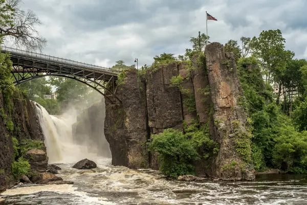 Paterson, NJ - ABD - 24 Mayıs 2025 The Great Falls of Paterson, NJ, Passaic Nehri üzerinde, sanayi tarihi ve doğal güzellikler bakımından zengin, bir ulusal park içinde 25 metrelik çarpıcı bir şelale..