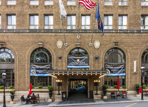 Beytüllahim, PA - ABD - Ulusal Sanayi Tarihi Dosyaları Müzesi 'nde sergilenen 25 Mayıs 2025 Vintage araçları, ve bir tahta üzerinde düzgün bir şekilde düzenlenmiş el feneri,