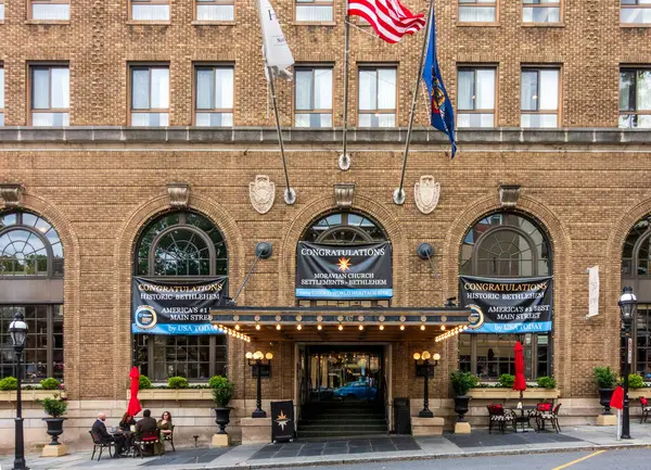 Beytüllahim, PA - ABD - Ulusal Sanayi Tarihi Dosyaları Müzesi 'nde sergilenen 25 Mayıs 2025 Vintage araçları, ve bir tahta üzerinde düzgün bir şekilde düzenlenmiş el feneri,