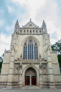 Princeton, NJ - ABD - 31 Mayıs 2025 Princetons Bronz heykeli John Witherspoon, İncil, kürsü ve kartal sembolleri tarafından çerçevelenmiştir.