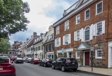 Princeton, NJ - ABD - 31 Mayıs 2025 Palmer Meydanı tarihi mimari, butik dükkanları, marka perakendecileri, rahat restoranlar ve karşılama tavernalarıyla dolu büyüleyici bir açık hava meydanı..