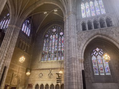 Princeton, NJ - ABD - 31 Mayıs 2025 Şaşırtıcı vitray pencereler Princeton Üniversitesi Kilisesi 'ni aydınlatıyor, yükselen Gotik kemerlere ve bu kutsal yerin taş duvarlarına ışık tutuyor..