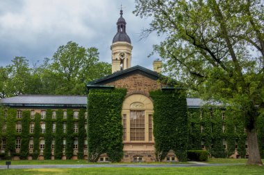 Princeton, NJ - ABD - 31 Mayıs 2025 Princetons Bronz heykeli John Witherspoon, İncil, kürsü ve kartal sembolleri tarafından çerçevelenmiştir.