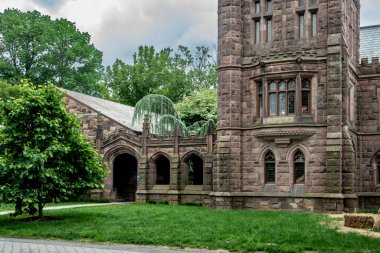 Princeton, NJ - ABD - 31 Mayıs 2025 Gotik tarzı kahverengitaş Murray-Dodge Hall Princeton 'da cazibe ve sıcaklık yayarak yansıma, yaratıcılık, konuşma ve topluluk için sessiz bir sığınak sunuyor..