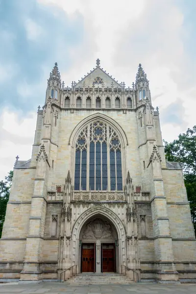 Princeton, NJ - ABD - 31 Mayıs 2025 Princetons Bronz heykeli John Witherspoon, İncil, kürsü ve kartal sembolleri tarafından çerçevelenmiştir.