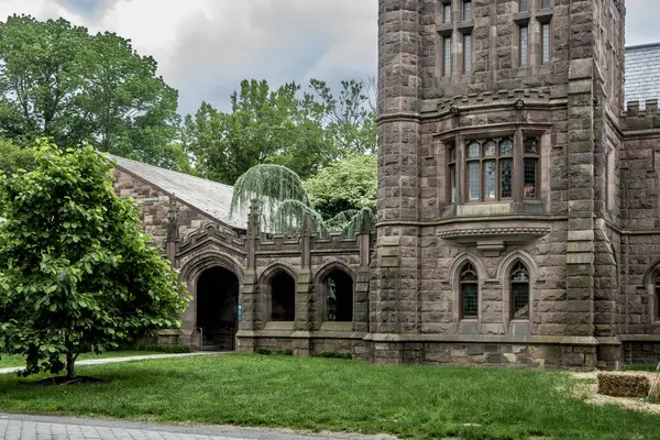 Princeton, NJ - ABD - 31 Mayıs 2025 Gotik tarzı kahverengitaş Murray-Dodge Hall Princeton 'da cazibe ve sıcaklık yayarak yansıma, yaratıcılık, konuşma ve topluluk için sessiz bir sığınak sunuyor..