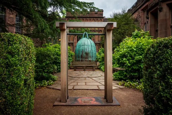 Princeton, NJ - ABD - 31 Mayıs 2025 Princetons Bronz heykeli John Witherspoon, İncil, kürsü ve kartal sembolleri tarafından çerçevelenmiştir.