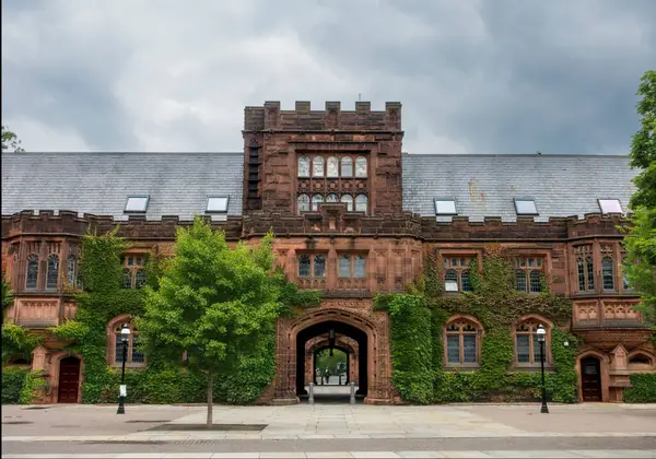Princeton, NJ - ABD - 31 Mayıs 2025 Princeton Üniversitesi Doğu Pyne Salonu çarpıcı Gotik Uyanış mimarisine sahiptir. Detaylı taş kemer yolu, gür sarmaşık ve kasalı koridor akademik ihtişamı çağrıştırıyor..