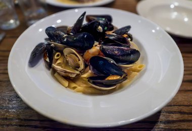 Beacon, New York - ABD 13 Haziran 2025 Beacon, New York 'taki ana caddede eski moda dört köşeli bir sokak saati gururla duruyor. Klasik cazibesi yerel dükkanlar, kafeler ve küçük kasaba koşuşturması arasında geçiyor.