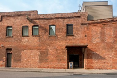 Beacon, New York - ABD 13 Haziran 2025 Beacon 'daki Red Brick Roundhouse Oteli endüstriyel cazibeyle modern lüksü harmanlıyor Hudson Vadisi' nin göbeğindeki ana caddeye bakan manzaralı bir şelaleye bakıyor..
