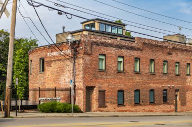 Beacon, New York - ABD 13 Haziran 2025 Beacon 'daki Red Brick Roundhouse Oteli endüstriyel cazibeyle modern lüksü harmanlıyor Hudson Vadisi' nin göbeğindeki ana caddeye bakan manzaralı bir şelaleye bakıyor..
