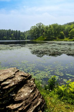 Beacon, New York - ABD 13 Haziran 2025 Beacon, New York 'taki ana caddede eski moda dört köşeli bir sokak saati gururla duruyor. Klasik cazibesi yerel dükkanlar, kafeler ve küçük kasaba koşuşturması arasında geçiyor.