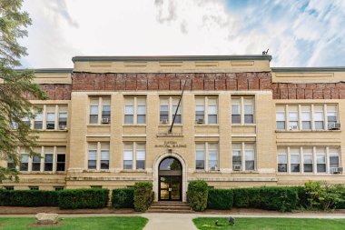 Sefer, New York - ABD - 21 Haziran 2025 Washington Bulvarı 'ndaki tuğla mağdur belediye binasının yatay önü, manikürlü çitler ve klasik mimari simetri çerçeveli.