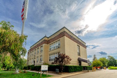 Sefer, New York - ABD - 21 Haziran 2025 Washington Bulvarı 'ndaki tuğlaların dörtte üçlük yatay manzarası, manikürlü çitler ve klasik mimari simetri çerçeveli