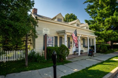 Warwick, NY - ABD - 3 Temmuz 2025 Warwick, New York 'taki tarihi 1810 evi, Warwick Tarih Cemiyeti' ne ev sahipliği yapıyor..