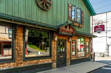 Chester, NY - ABD - 3 Temmuz 2025 Kırsal Wheelhouse, yeşil kaplama, ahşap kiremitler, dekoratif ahşap bir tekerlek ve fenerler ile New York 'un tarihi Chester kentinde kurulmuş bir restorandır..