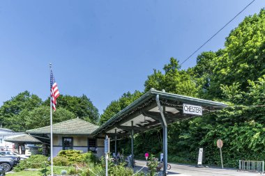 New York, New York - ABD - 2 Temmuz 2025 George Washington Köprüsü 'nün geniş bir görüntüsü Hudson Nehri boyunca uzanan sabit trafiği yakalıyor ve Manhattan Batı Yakası silueti uzaklıktan yükseliyor.
