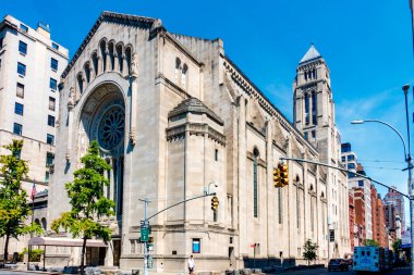 New York, New York - ABD - 6 Temmuz 2025 tarihli Temple Emanu-El, NYC 'de 65. ve 5. caddelerde 1845 yılında kurulan büyük bir Reform sinagogu. 1929 yılında Rose Window adlı geniş bir sığınak ve müzeye ev sahipliği yaptı..