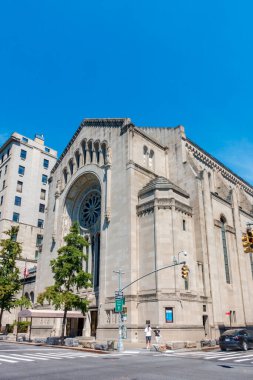 New York, New York - ABD - 6 Temmuz 2025 tarihli Temple Emanu-El, NYC 'de 65. ve 5. caddelerde 1845 yılında kurulan büyük bir Reform sinagogu. 1929 yılında Rose Window adlı geniş bir sığınak ve müzeye ev sahipliği yaptı..