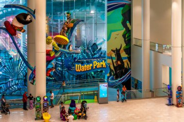 Doğu Rutherford, NJ - ABD - 26 Temmuz 2025 'te American DreamWorks AVM' deki DreamWorks Su Parkı 'nda Shrek, Po ve girişin üstündeki diğer karakterlerin heykelleri yer alıyor..