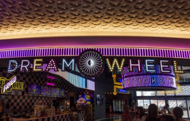 Doğu Rutherford, NJ - ABD - 26 Temmuz 2025 Amerikan Rüya Çarkıfeleği, simgesel neon levhası, bilet alanı ve NYC ufuk çizgisinin panoramik görüntülerini sunan bir büfe.