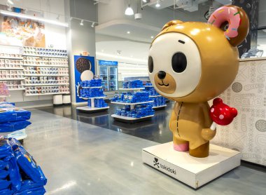 Doğu Rutherford, NJ - ABD - 26 Temmuz 2025 Tokidoki dizayn edilmiş büyük bir Oreo heykeli, ziyaretçileri NJ 'deki Amerikan Rüya AVM' sinde bulunan Oreo Cafe 'nin tatlı zevklerine hoş karşılıyor..