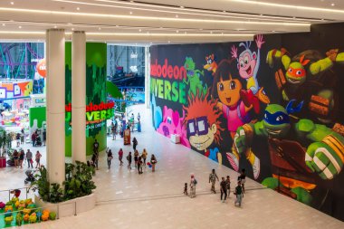 Doğu Rutherford, NJ - ABD - 26 Temmuz 2025 American Dream AVM 'de Nickelodeon Universe, Dora ve Ninja Kaplumbağalar gibi karakterlerin resimlerinin yer aldığı