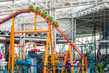 Doğu Rutherford, NJ - ABD - 26 Temmuz 2025 Amerikan Rüyası 'ndaki Nickelodeon Evreni' nde büyük bir eğlence kompleksi içinde aile eğlencesi sunan canlı hız trenleri ve gezintiler yer alıyor.